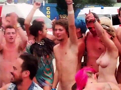 Nude bei Festival